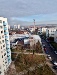 Een luchtfoto van een stad met gebouwen en auto's. bij Apartment Manhattan in Tarnowskie Góry