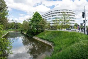 Premium Studio in OVO في فروتسواف: مبنى بجانب نهر امام مبنى