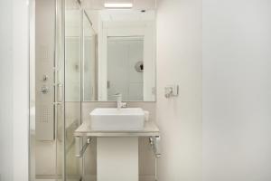 Premium Studio in OVO في فروتسواف: حمام مع حوض ودش +8 صور