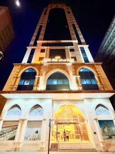 a tall building with two windows in front of it at Mizab Hotel From Nebras Alhuda in An Naqāʼ