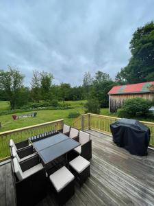 Κήπος έξω από το Updated 19th Century Colonial 10 min from Okemo