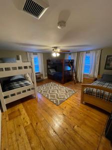 Ένα ή περισσότερα κρεβάτια σε δωμάτιο στο Updated 19th Century Colonial 10 min from Okemo