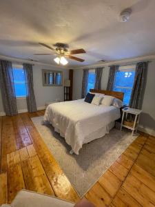 Ένα ή περισσότερα κρεβάτια σε δωμάτιο στο Updated 19th Century Colonial 10 min from Okemo +27 φωτογραφίες