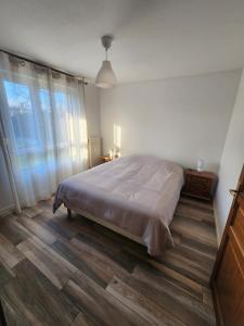 Ένα ή περισσότερα κρεβάτια σε δωμάτιο στο Appartement rez-de-jardin avec terrasse privative