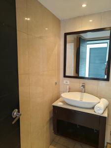 Nice and comfy appartment at Playa Blanca Beach Resort Trown Center في Río Hato: حمام مع حوض ومرآة