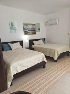 سرير أو أسرّة في غرفة في Nice and comfy appartment at Playa Blanca Beach Resort Trown Center