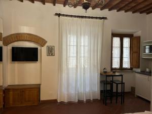 a living room with a white curtain and a table at La casa di Fannie in Arezzo