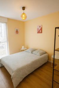 Ένα ή περισσότερα κρεβάτια σε δωμάτιο στο Le Nid des Étoiles