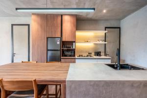 MODERN AND COMFORTABLE JUNGLE VISTA HOTEL Ubud Bali By JV with a relaxing atmosphere في أوبود: مطبخ وغرفة طعام مع طاولة خشبية كبيرة