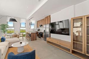 een woonkamer met een bank en een tafel bij Ocean Vista Aruba in Palm-Eagle Beach