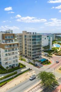 een luchtfoto van een stad met hoge gebouwen bij Ocean Vista Aruba in Palm-Eagle Beach