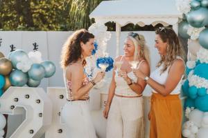 een groep van drie vrouwen die voor een feest staan bij Ocean Vista Aruba in Palm-Eagle Beach +89 foto's
