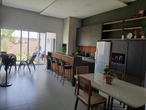 una cucina con tavolo, sedie e frigorifero di House snp a Sinop