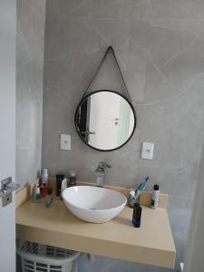 un bagno con un lavandino bianco e uno specchio di House snp a Sinop Altre 5 foto
