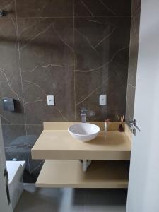 un bagno con lavandino e specchio di House snp a Sinop