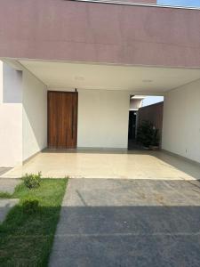 un edificio con una porta sul lato di House snp a Sinop