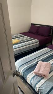 Cost Effective Stay in Core Downtown Queen-King St-Self Checkin & Free Wifi في تورونتو: سريرين في غرفة مع باب مفتوح +صورتان