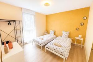 Ένα ή περισσότερα κρεβάτια σε δωμάτιο στο Le Nid des Étoiles +2 φωτογραφίες