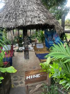 Kwa Nzeu في شاطئ دياني: منتجع فيه ارجوحة وكوخ من القش