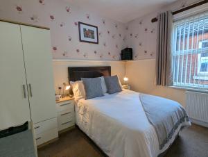 Postel nebo postele na pokoji v ubytování Valentine Lodge Over 21 Adult Couples Only