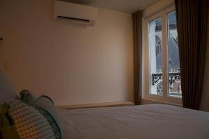 Un dormitorio con una cama y una ventana en Cozy Central Apartment with Cathedral View on the 3rd floor, en Amberes