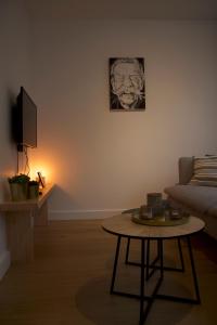 una sala de estar con un sofá y una mesa en Cozy Central Apartment with Cathedral View on the 3rd floor, en Amberes