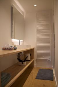 un baño con lavabo y espejo en Cozy Central Apartment with Cathedral View on the 3rd floor, en Amberes