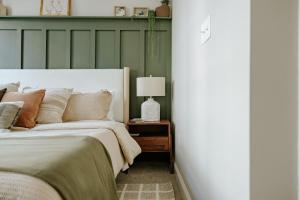 Postel nebo postele na pokoji v ubytování The Citizen Suite - Downtown