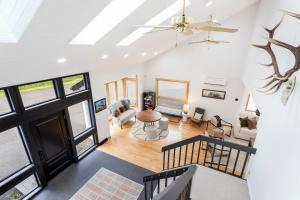 Posezení v ubytování 5 Minutes to Ski Hunter Mountain! Family Friendly - Hot Tub, Sauna, Sunset Views