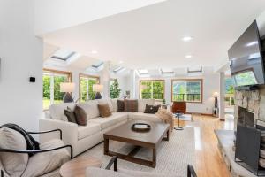 TV a/nebo společenská místnost v ubytování 5 Minutes to Ski Hunter Mountain! Family Friendly - Hot Tub, Sauna, Sunset Views