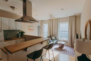 Η κουζίνα ή μικρή κουζίνα στο Maisonette on Duke - Downtown