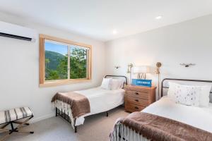 Postel nebo postele na pokoji v ubytování 5 Minutes to Ski Hunter Mountain! Family Friendly - Hot Tub, Sauna, Sunset Views