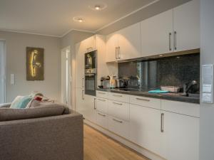 Nhà bếp/bếp nhỏ tại Wolkentanz - zeitlos wohnen für BEST AGER