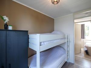 ein Schlafzimmer mit zwei Etagenbetten in einem Zimmer in der Unterkunft Villa with Lake Views in Heel