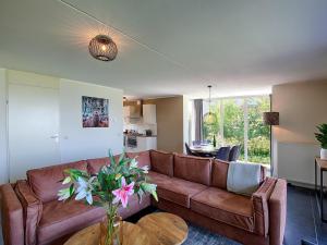 ein Wohnzimmer mit einem braunen Ledersofa und einem Tisch in der Unterkunft Villa with Lake Views in Heel