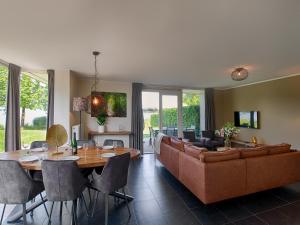 ein Wohnzimmer mit Sofa und Tisch in der Unterkunft Villa with Lake Views in Heel