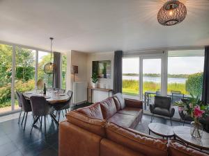 ein Wohnzimmer mit Sofa und Tisch in der Unterkunft Villa with Lake Views in Heel