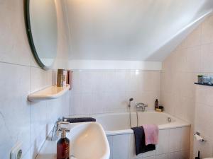 ein Badezimmer mit Waschbecken und Badewanne in der Unterkunft Villa with Lake Views in Heel + 30 Fotos