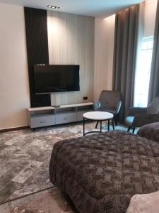 Μια τηλεόραση ή/και κέντρο ψυχαγωγίας στο Kansas Hotel Amman - فندق كانساس عمّان