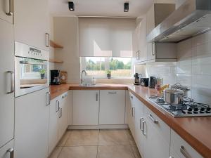 Η κουζίνα ή μικρή κουζίνα στο Villa on a beautiful resort with sauna and view +29 φωτογραφίες