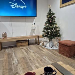 Et tv og/eller underholdning på House Ledoux Land near to Disney and Escape Game maison