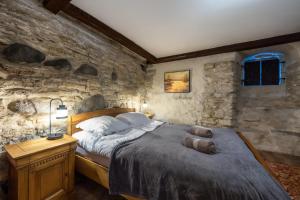 Ένα ή περισσότερα κρεβάτια σε δωμάτιο στο Old Town 60m2 Suite on 2 floors next to Town Hall