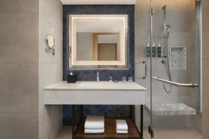 Koupelna v ubytování Four Points by Sheraton Amritsar, Mall Road