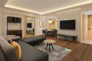 TV a/nebo společenská místnost v ubytování Four Points by Sheraton Amritsar, Mall Road