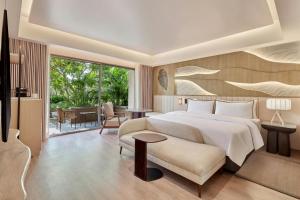 Una cama o camas en una habitación de The Westin Jaipur Kant Kalwar Resort and Spa