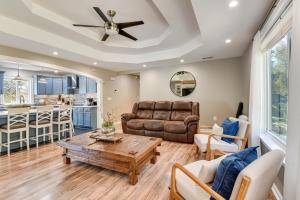 Χώρος καθιστικού στο 4 Seasons of Fun! Walhalla Home with Spacious Yard!