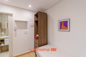 サンパウロにあるApto na Bela Vista Perto do Hospital Sirio Libanesの白い壁の客室で、木製のキャビネットが備わります。 +27枚の写真