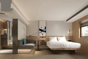 Un dormitorio con una cama, un escritorio y una silla. en Fairfield by Marriott Beijing Capital Airport, en Beijing