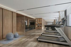 un gimnasio con cintas de correr y máquinas de pilates en Fairfield by Marriott Beijing Capital Airport, en Beijing