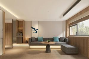 una sala de estar con un sofá y una mesa en Fairfield by Marriott Beijing Capital Airport, en Beijing 14 fotos más